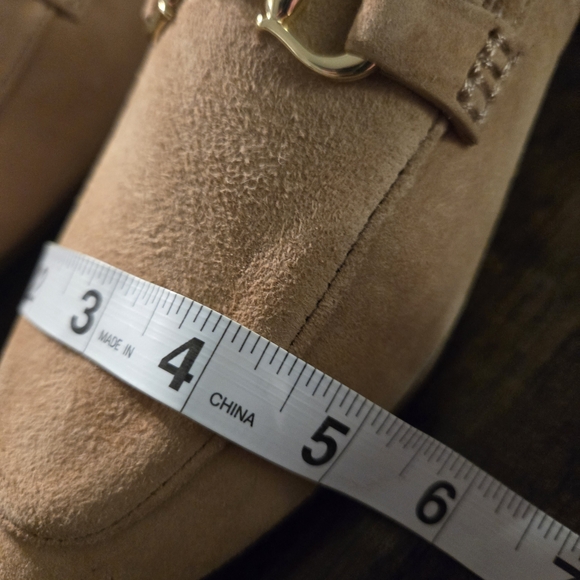 New In Boz Talbots Womens 9M Tan Suede Loafers with Gold Buckle - Picture 12 of 13